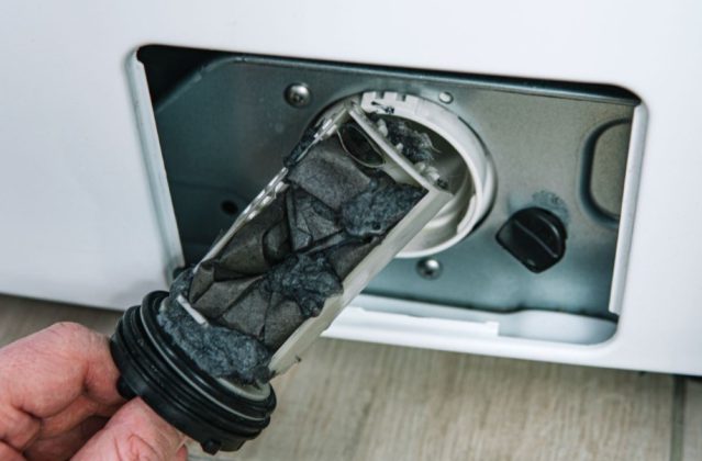 تمیز کردن فیلترهای آب در منزل توسط اموزش های کاریزما سرویس