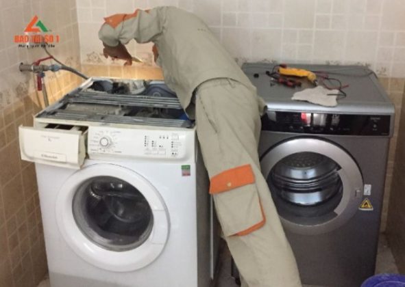 تکنیسین با تجربه ماریزما سرویس در حال تعمیر لباسشویی سامسونگ در غرب تهران میباشد.