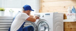 تکنسین متخصص در حال تعمیرات لباسشویی نمایندگی مدیا در پاکدشت