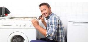 تکنیسین متخصص در حال تعمیر لباسشویی مدیا در پرند