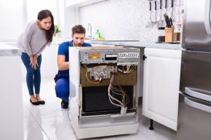 تکنیسین کاریزما سرویس در حا بررسی ماشین لباسشویی مدیا در ورامین