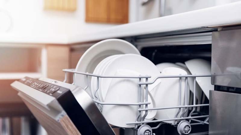 ماشین ظرفشویی ظروف را لک می کند.