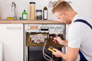 تعمیرکار متخصص کاریزما سزویس در حال تعمیرات میباشد.